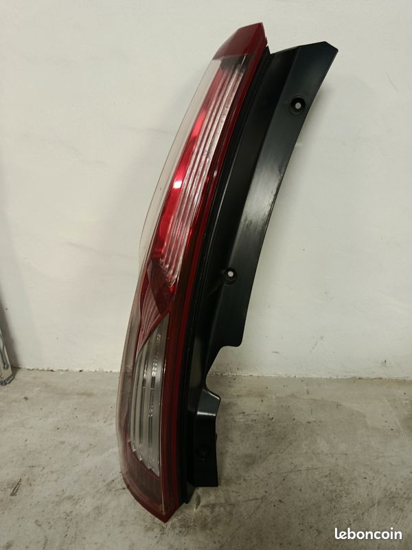 Feu arg Citroën grand C4 Picasso (image 2)
