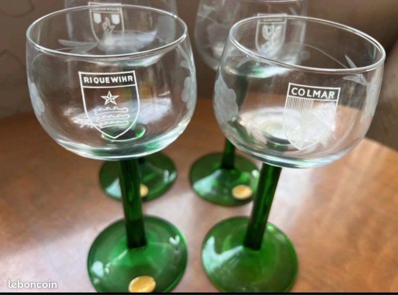 6 verres à vin blanc d’ ‘Alsace avec écussons 4 villes et gravés grappe raisin. Ecussons : Bernai, Riquewihr, Ribeauvillé, Colmar, kaysersberg, Strasbourg Pied vert bouteille, Très bon état (image 3)