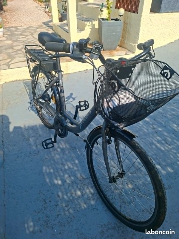 Vélo à assistance électrique Solar E-Bike 26 pouces, vendu avec le panier (image 3)