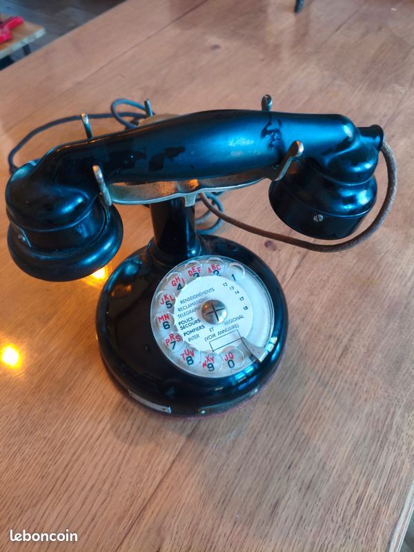 Vieux téléphone vintage noir avec cadran rotatif sur fond blanc Photo Stock - Alamy