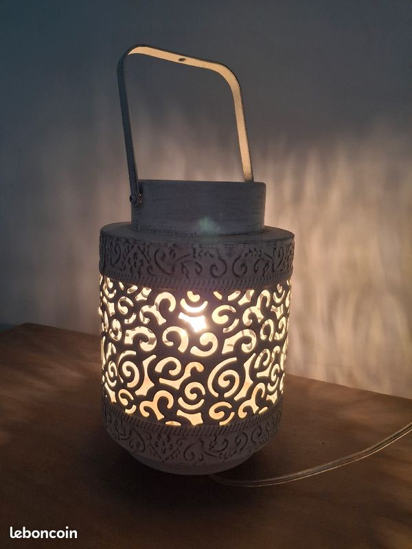 Lampe métal ajouré blanc (image 1)