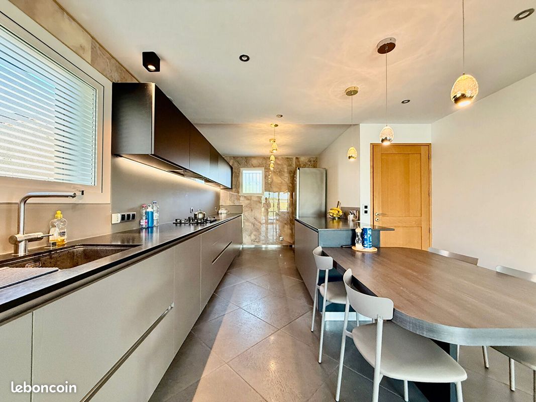Maison 6 pièces 212 m² · à Rumilly · 212 m² · 835 000 €