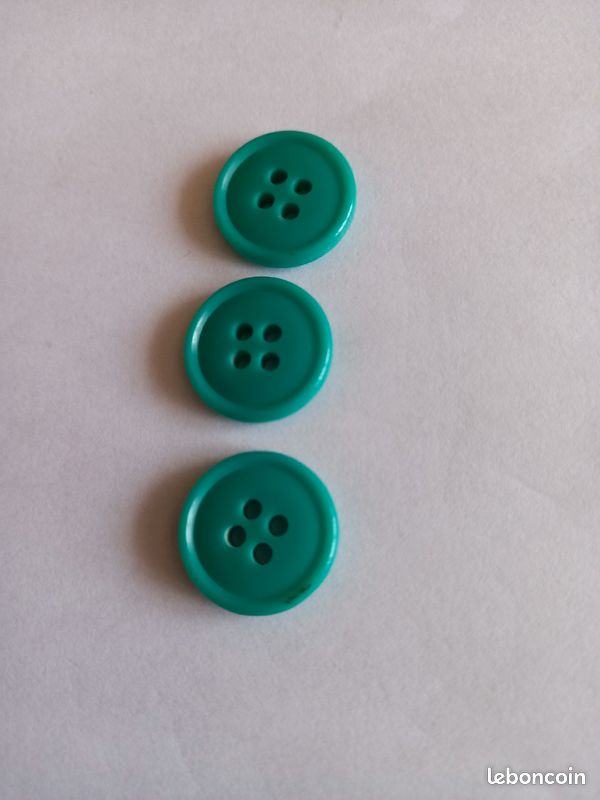 Lot de boutons plastique vert (image 1)