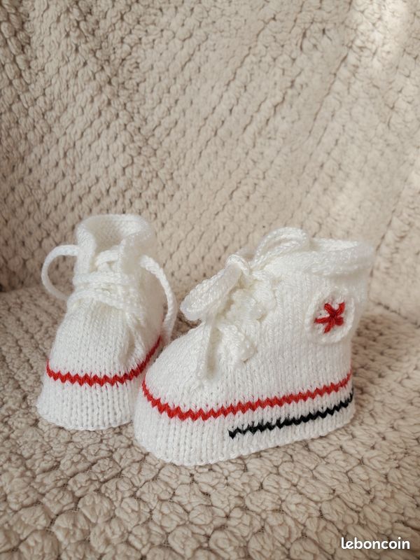 Chaussons baskets style "CONVERSE" Blanche, laine spéciale layette, tricot fait main, taille 0-3 mois (image 2)