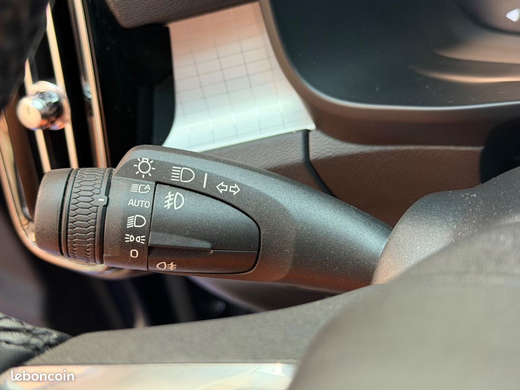 Volvo XC40 T5 261Ch Plug in Hybrid Inscription Business - 2EME MAIN / HISTORIQUE COMPLET / TOIT OUVRANT PANORAMIQUE / CARPLAY / CAMERA DE RECUL / COFFRE ELECTRIQUE (image 23)