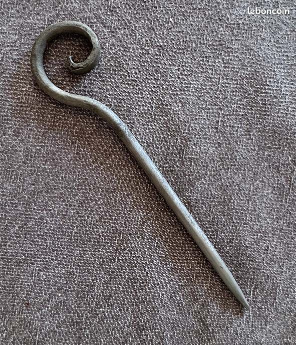 Poinçon de vannerie en fer forgé (image 1)