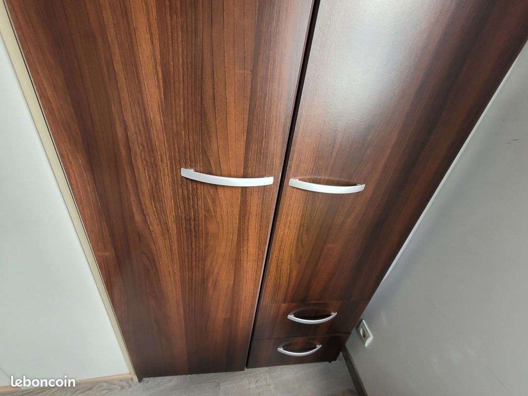 Armoir double porte couleur bois foncé (image 1)