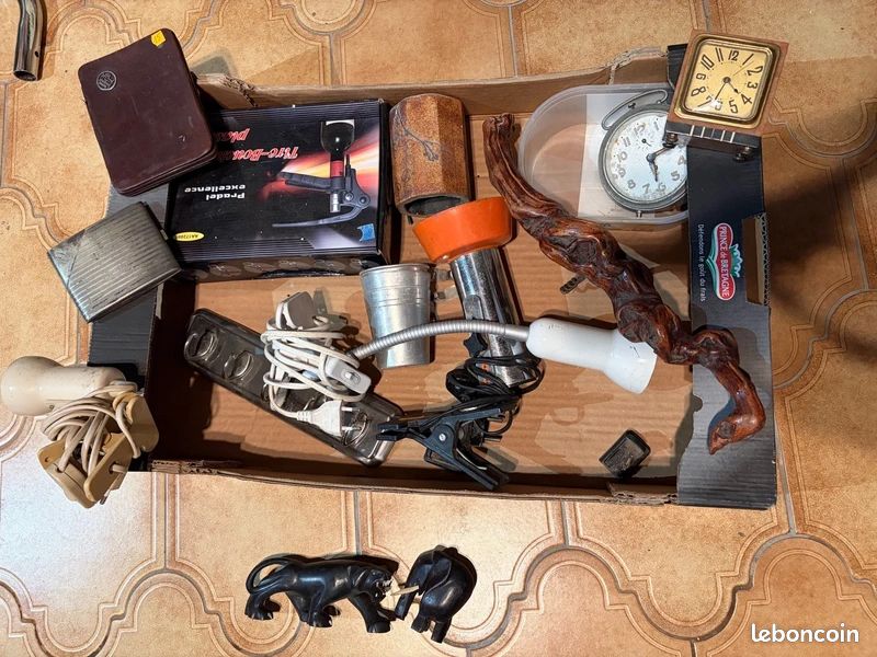 Lot de brocante divers reveil ancien vintage lampe boite tire bouchon (image 1)