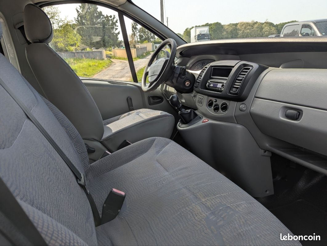 Très beau renault trafic 9 places 1.9 dci 82cv occamobile 64 pau (image 4)