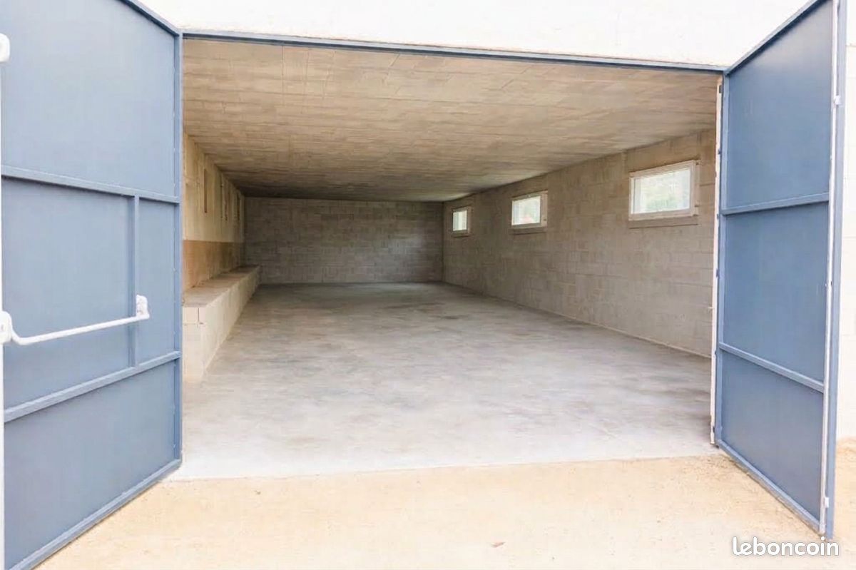 Pusey, grand garage de 103m2 · 390 €/mois
