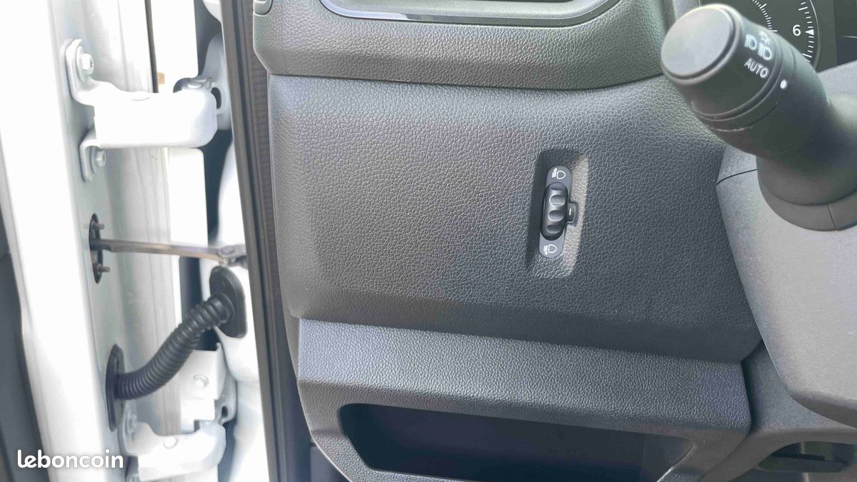 Renault master fgn trac f3500 l2h2 blue dci 135 confort (image 19)