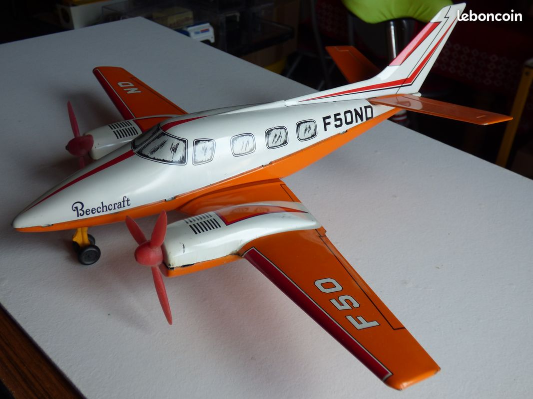 Avion Joustra Duke Beechcraft En Tôle - Jouet Ancien Dans Sa Boîte