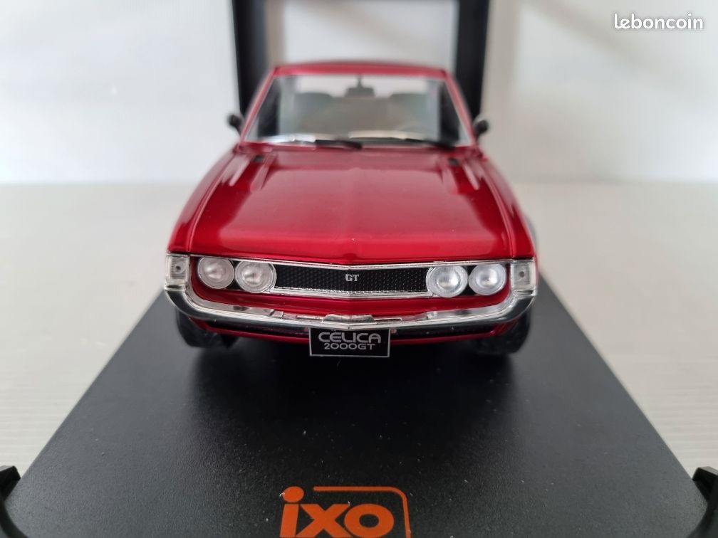 Ixo Toyota Celica 2000 GT (RA21) rouge métallisé 1977 à l'échelle