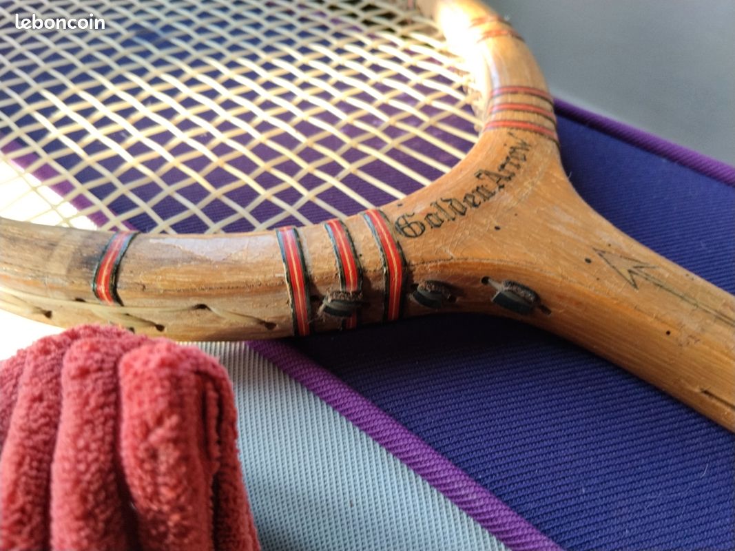 Ancienne raquette de tennis en bois avec son presse-raquette - Antiquités