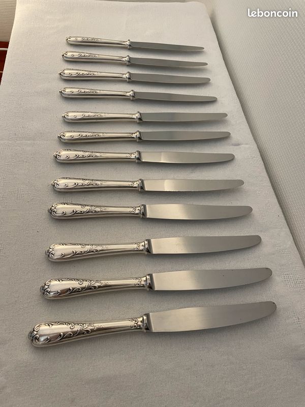 Lot De 12 Couteaux De Table Argentés - Style Louis XV Rocaille - 25,5 Cm
