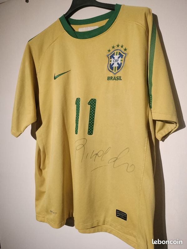 Introuvable maillot du brésil signé par Robinho