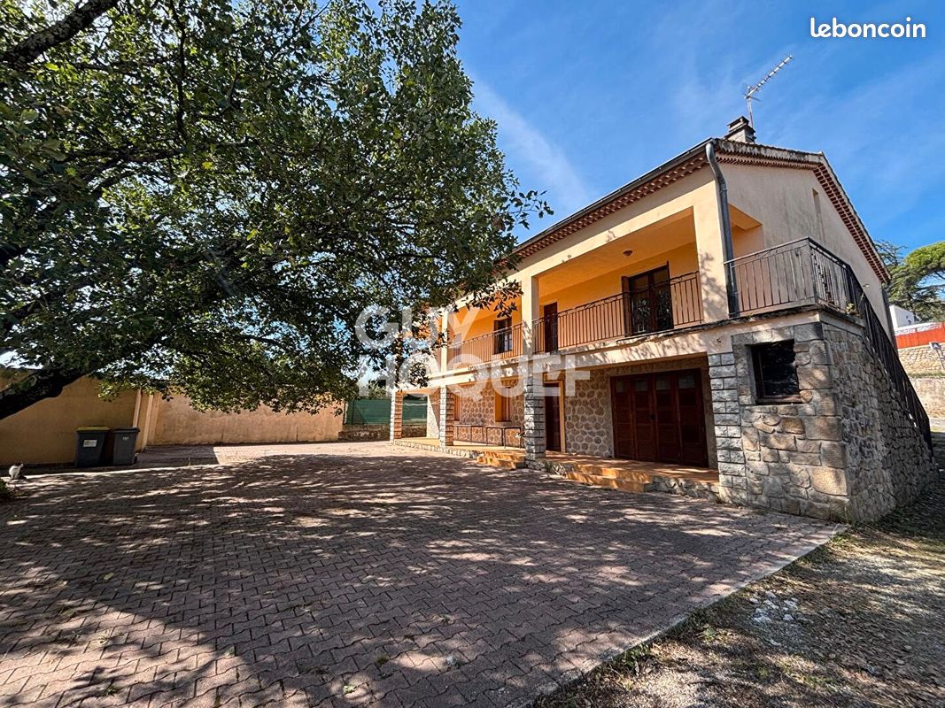 Maison 10 pièces 220 m² · à Saint-Étienne-de-Fontbellon · 220 m² · 360 000 €