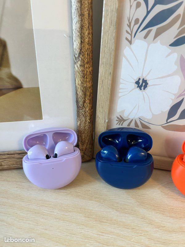Lot de 3 paires d’écouteurs Bluetooth avec station de recharge – Neuf (image 2)