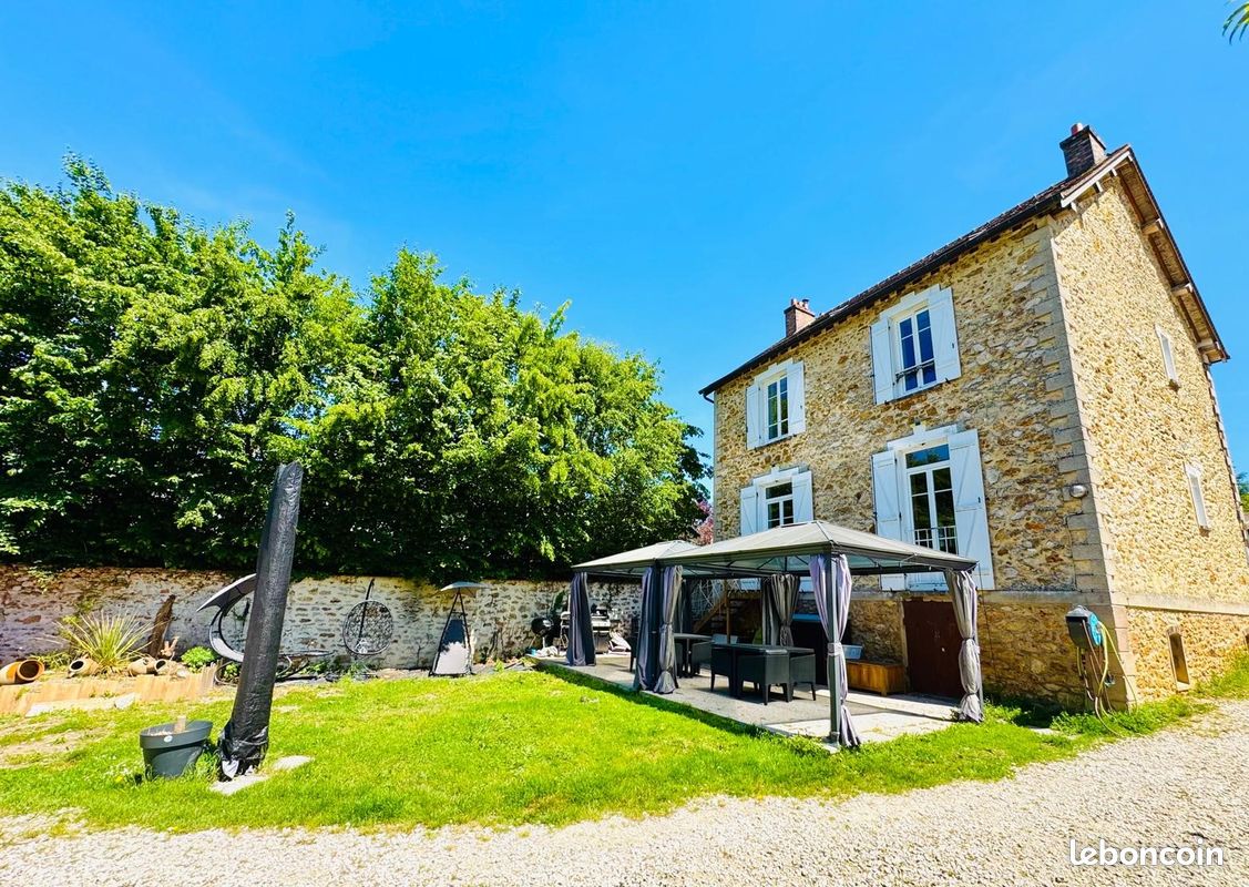 Maison 6 pièces 121 m² · à Saint-Sauveur-sur-École · 121 m² · 395 000 €