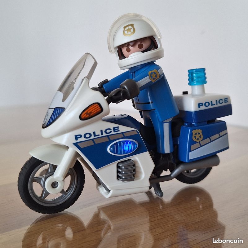 Moto De Police Jouet – Échelle 1:20 – Lumières LED, Sirènes Sonores, Mouvement à Friction – Pilote Inclus – Dès 3-5 Ans