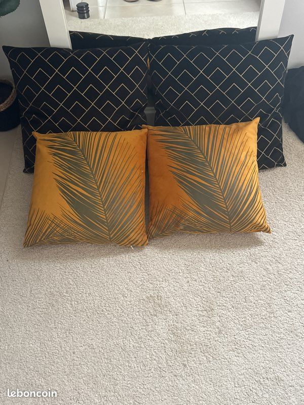 Lot de 4 coussins noir et jaune doré (image 1)