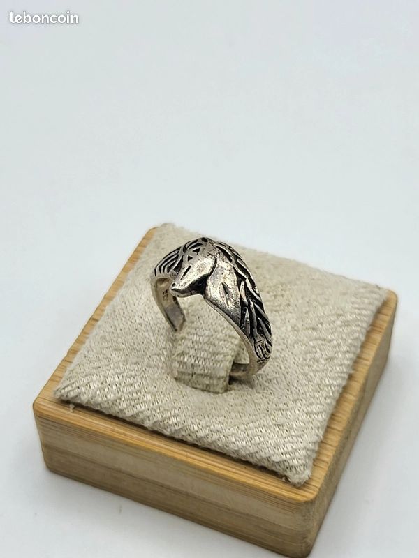 Bague avec cheval très originale de couleur doré et argenté
