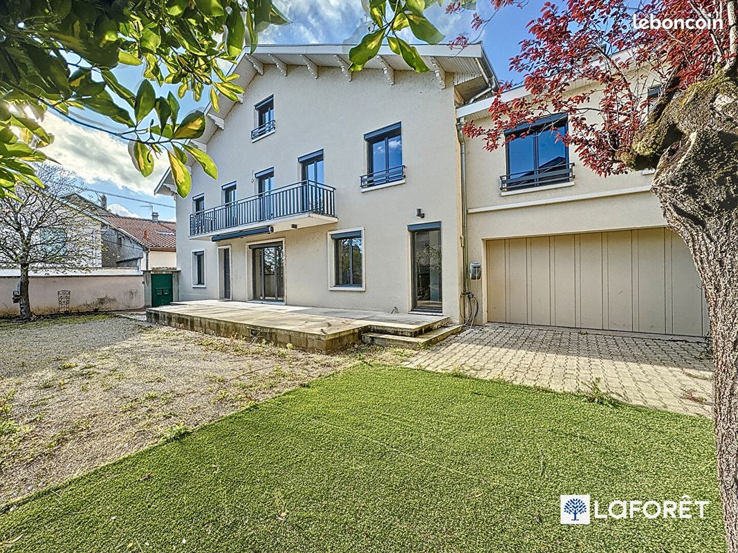 Maison 9 pièces 270 m² · à Miribel · 270 m² · 1 900 €/mois