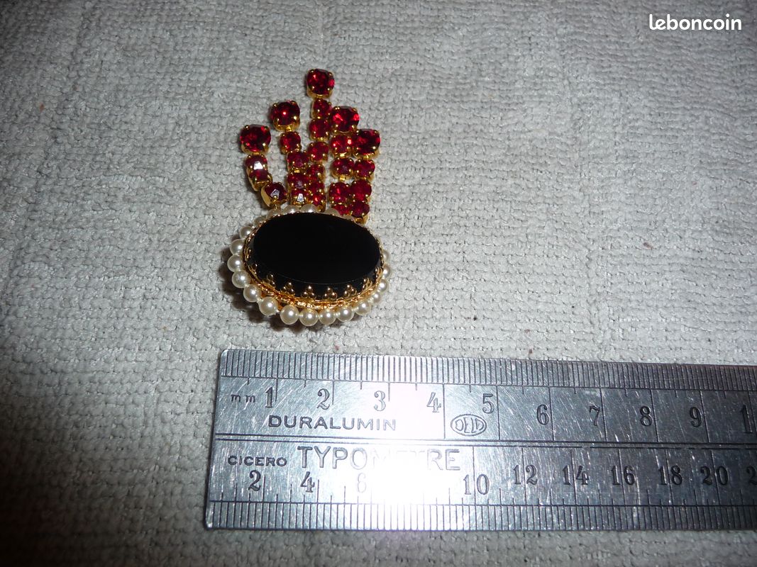 Broche ovale noire, perles et pendants strass rouge (image 5)