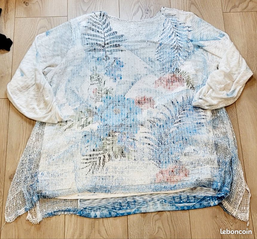 Haut top mousseline soie bleu clair et broderies or doré vin