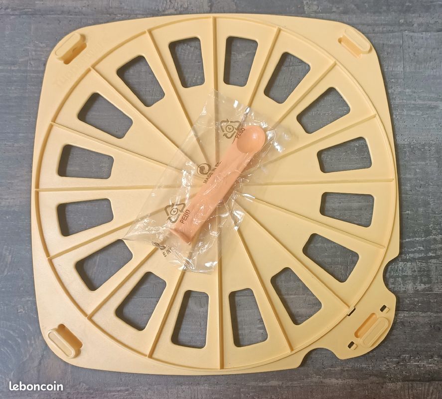 Croissant Party Tupperware (image 1)