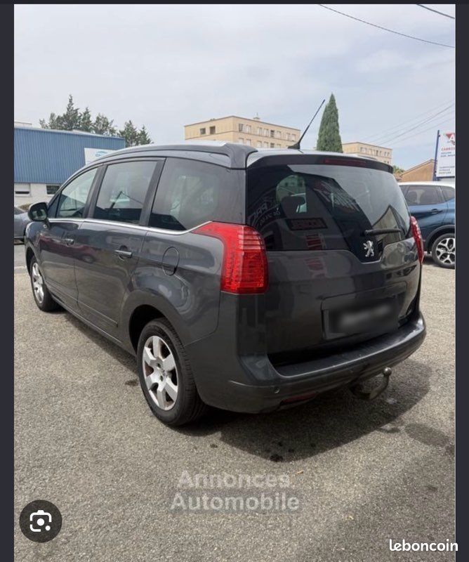 Peuge 5008 2015 (image 1)