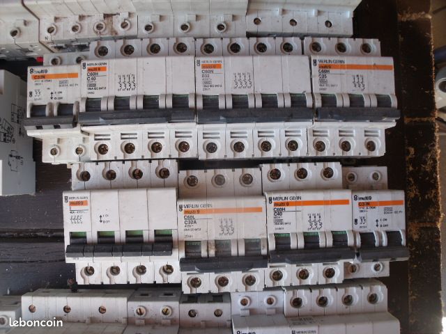 Plusieurs disjoncteurs 380/400V (image 1)