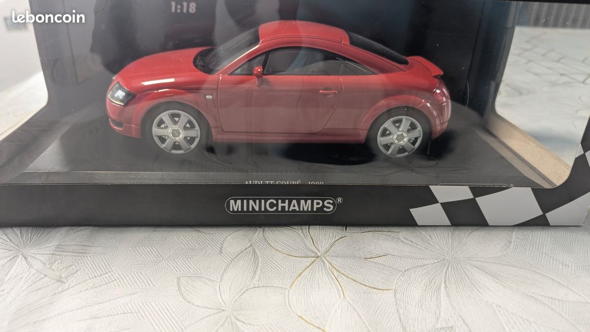 Voiture miniature, AUDI TT RS -01 en horloge
