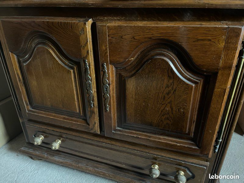 Meuble bas en bois (image 1)