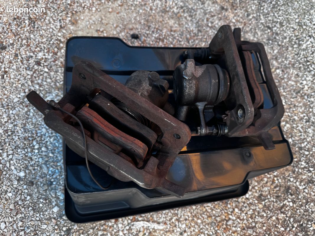 Paire d'étriers de frein avant TRW de PEUGEOT 407 SW break 2.0l HDI 16V 136CV de 2006 (image 3)