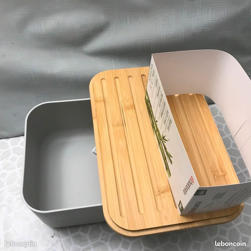 Boite à conservation pain + couvercle planche en bois pour découper votre pain dim. 29.5x11.5 cm Matière plastique sans BPA Marque Brabantia Neuve (image 1)