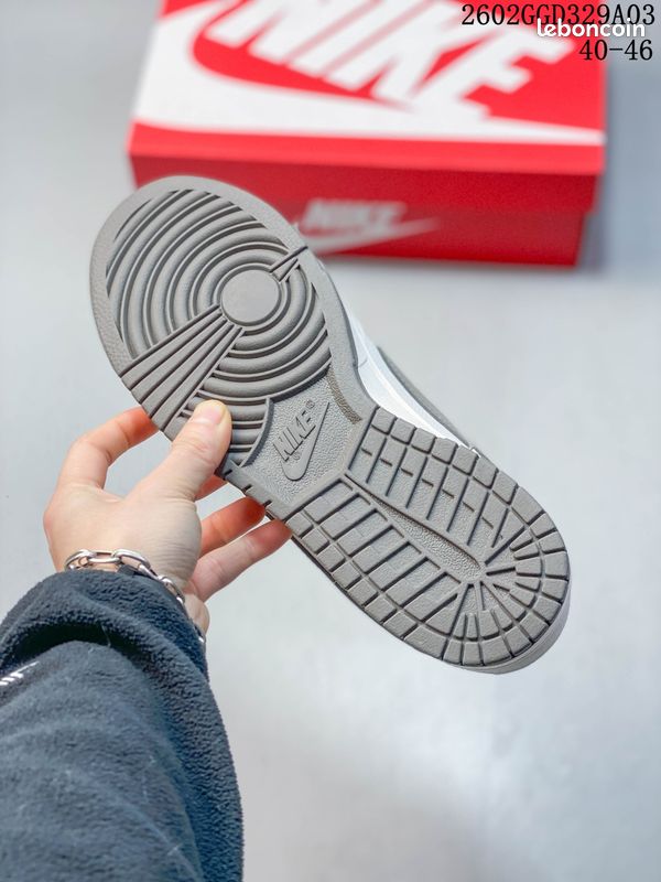 Chaussures Nike, excellent état, taille 43, couleur : Blanc (image 5)