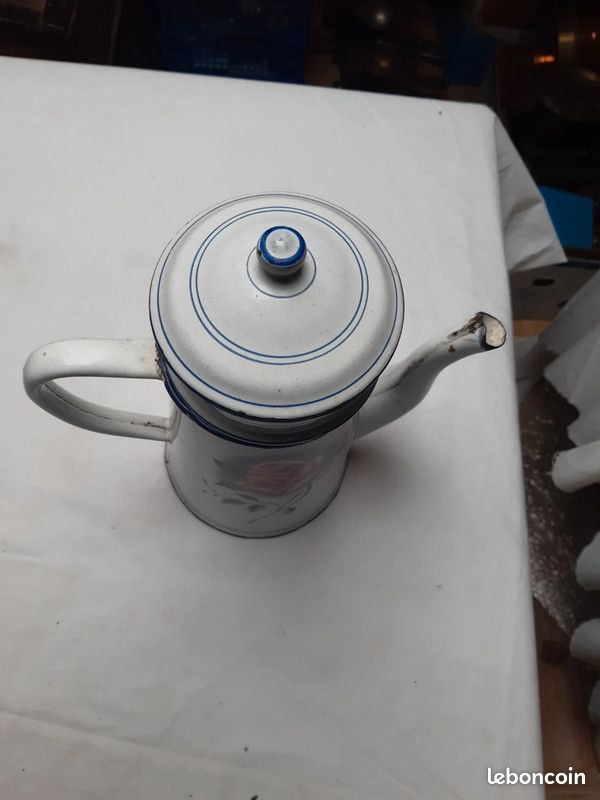 Cafetière vintage en tôle émaillé à décor floral (image 3)