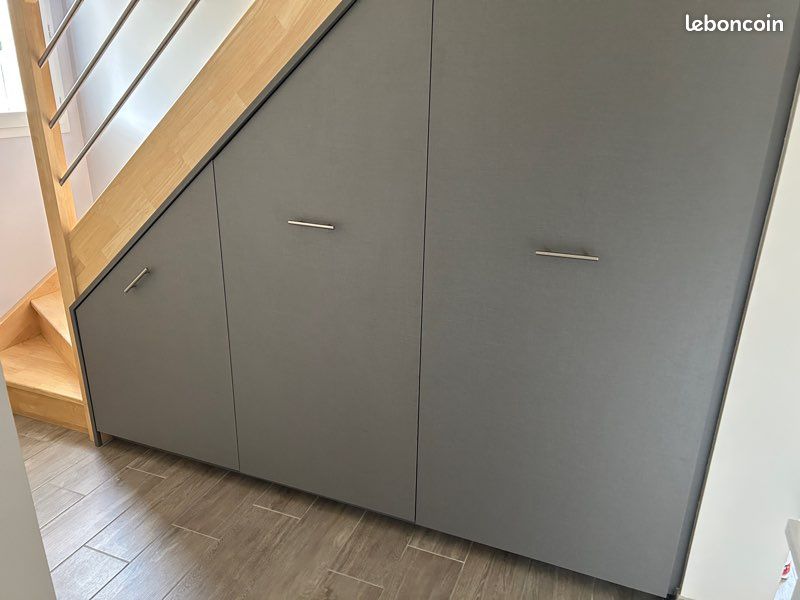 Porte placard sous escaliers (image 1)