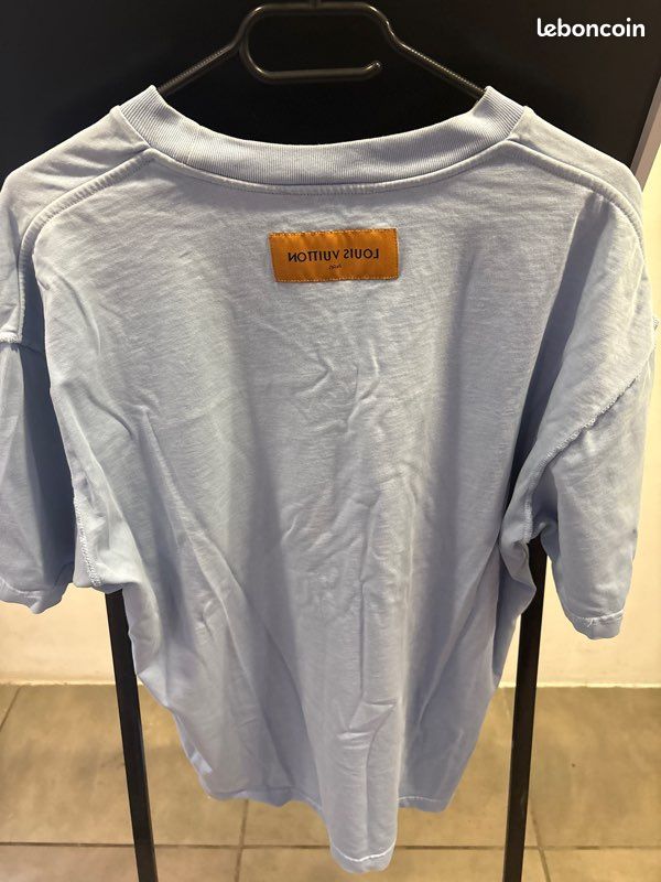 T shirt (image 1)