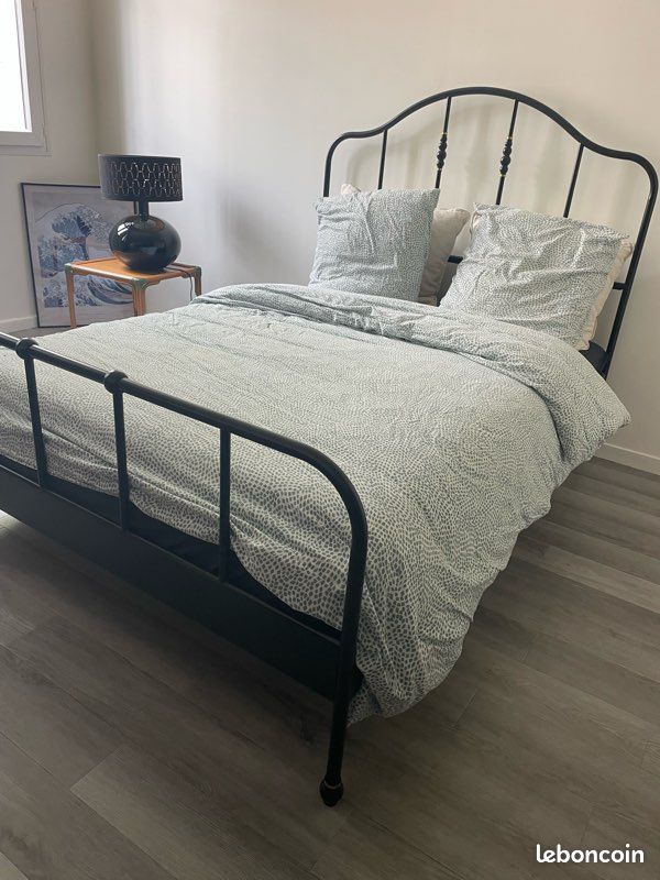 Lit 140x200 + sommier + tables de chevet - en fer forgé - Ameublement