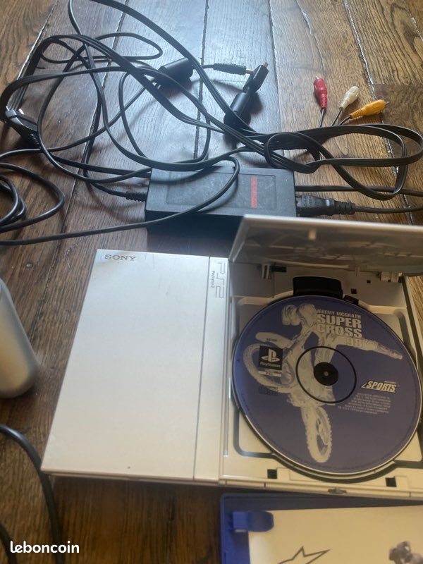 PS2 slim grise avec 2 manettes et 2 jeux (image 4)