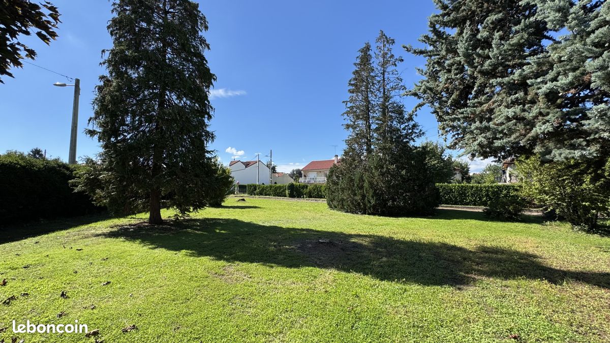 Terrain 700 m² · à Saint-Just-Saint-Rambert · 700 m² · 172 000 €