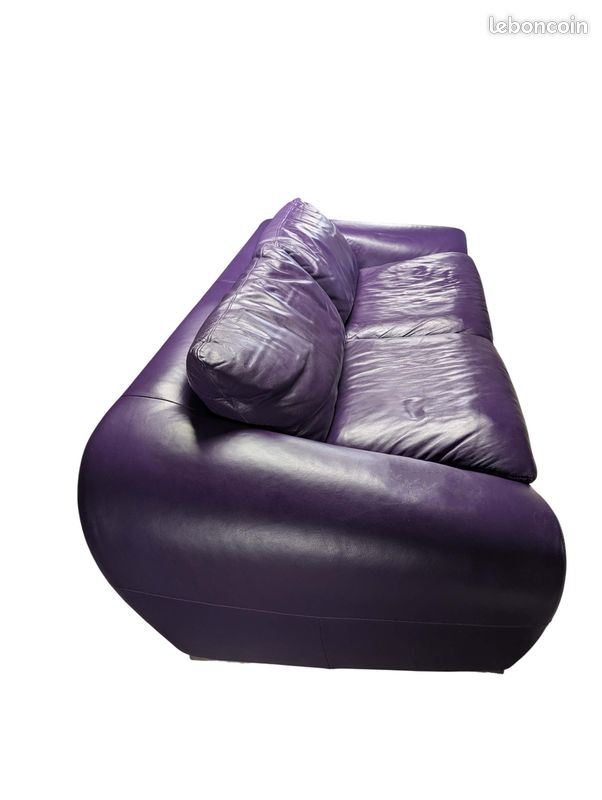 Canapé en cuir violet Château D’Ax design et original (image 3)