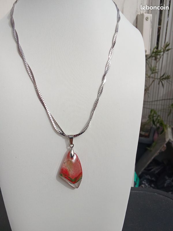 Collier pendentif en résine tranparent (image 4)