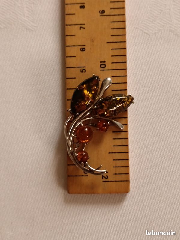 Broche Ancienne Avec Ambre Naturel Montée Sur Laiton Argenté - Bijou Vintage Et élégant