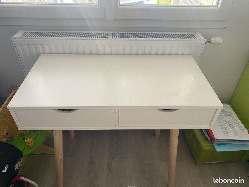 Bureau (image 1)