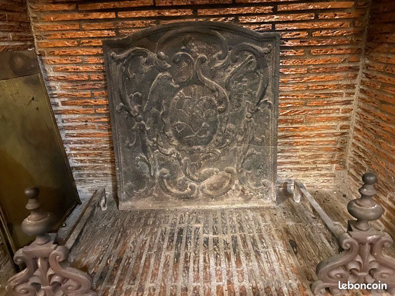 Plaque cheminée avec chenets (image 1)
