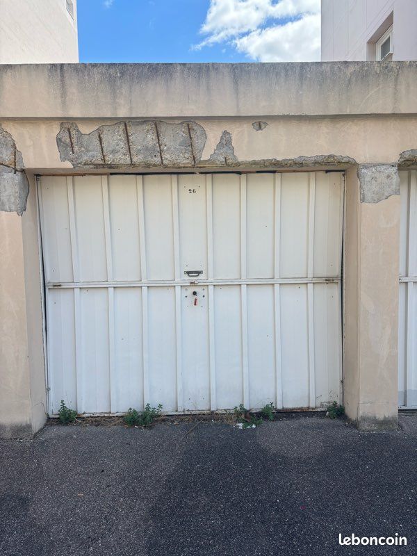Garage box fermé en extérieur (image 1)