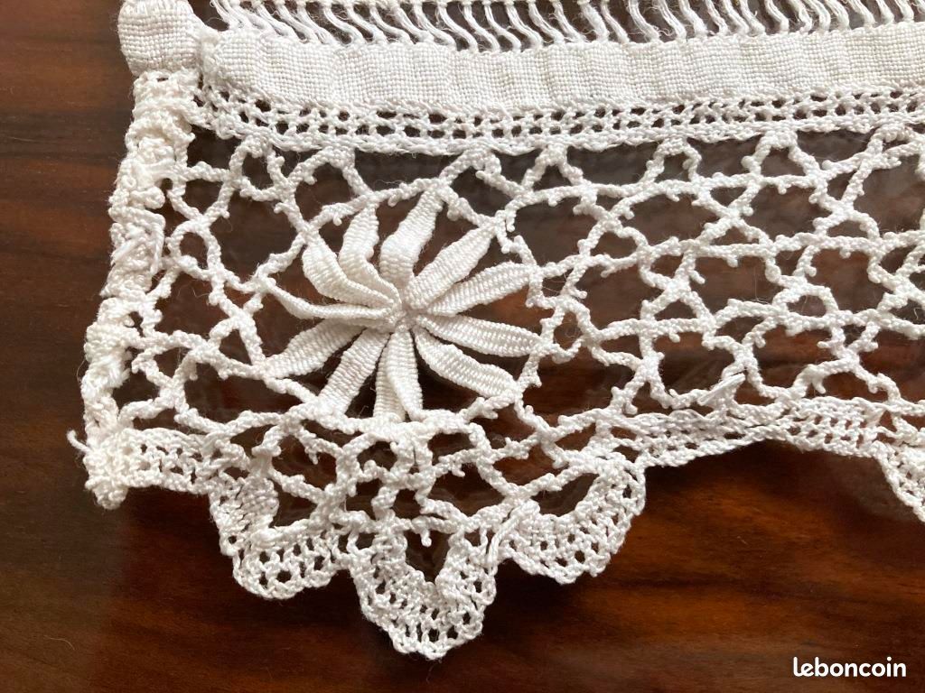 Dentelle ancienne : Dessus de meuble ou de cheminée (image 3)